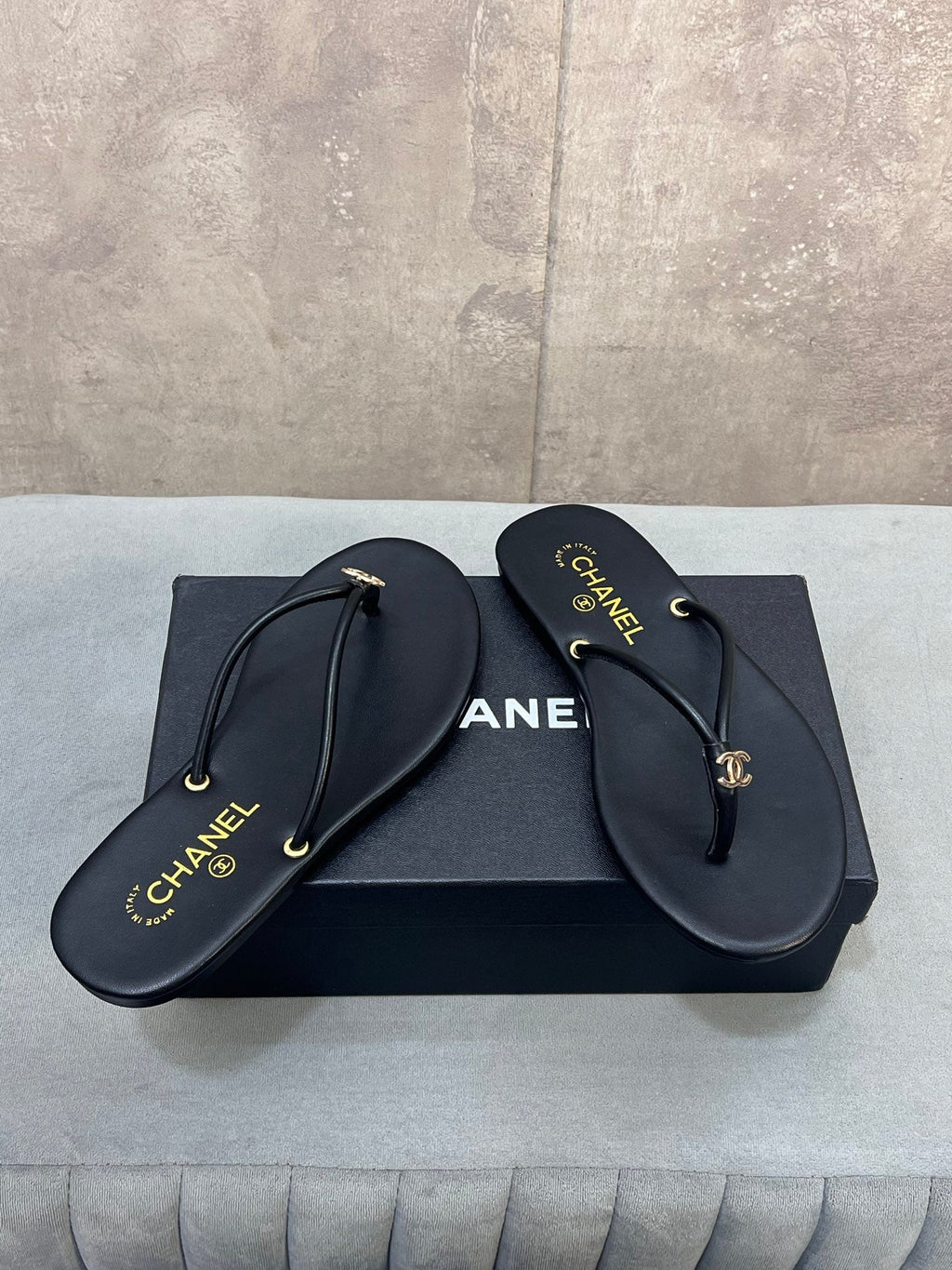 CHANEL 26S FLIP FLOPS IN BLACK CALFSKIN CC LOGO
