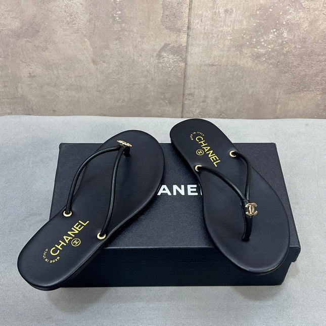 CHANEL 26S FLIP FLOPS IN BLACK CALFSKIN CC LOGO