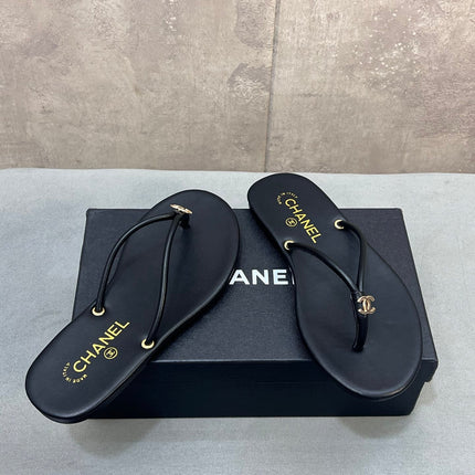 CHANEL 26S FLIP FLOPS IN BLACK CALFSKIN CC LOGO