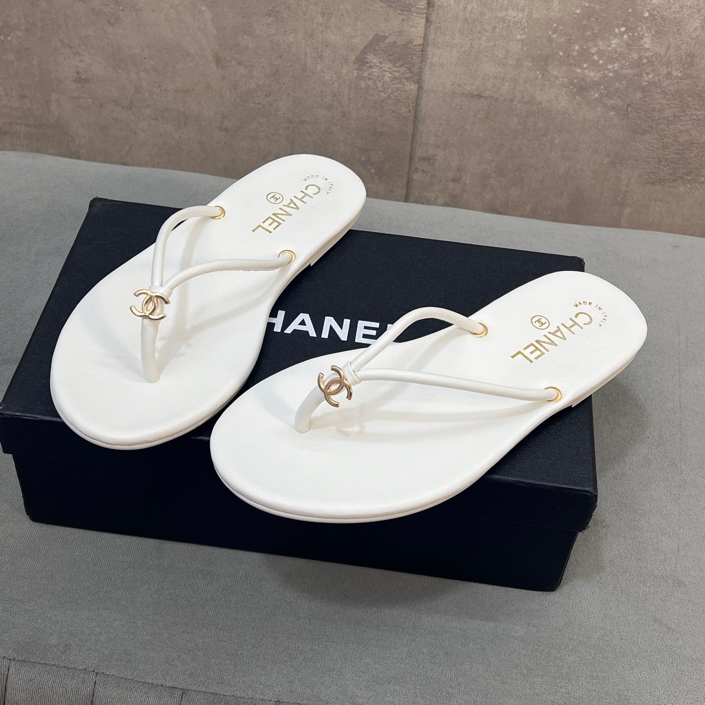 CHANEL 26S FLIP FLOPS IN WHITE CALFSKIN CC LOGO