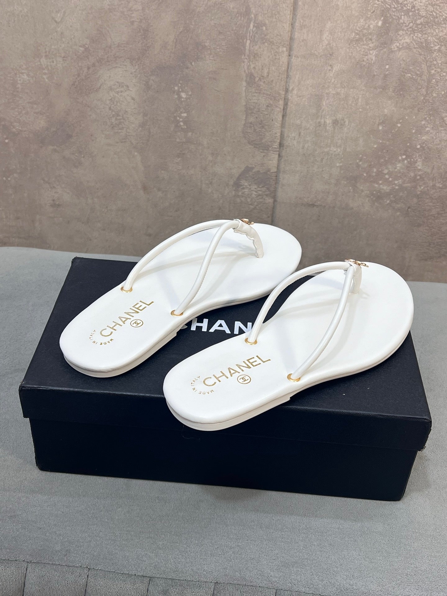 CHANEL 26S FLIP FLOPS IN WHITE CALFSKIN CC LOGO