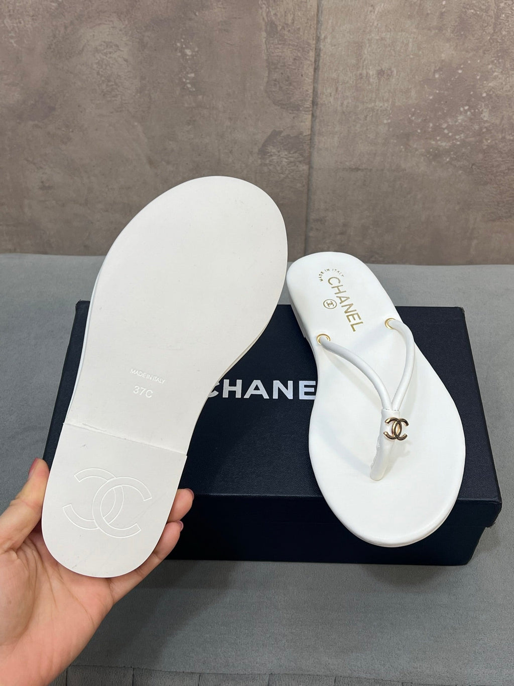 CHANEL 26S FLIP FLOPS IN WHITE CALFSKIN CC LOGO