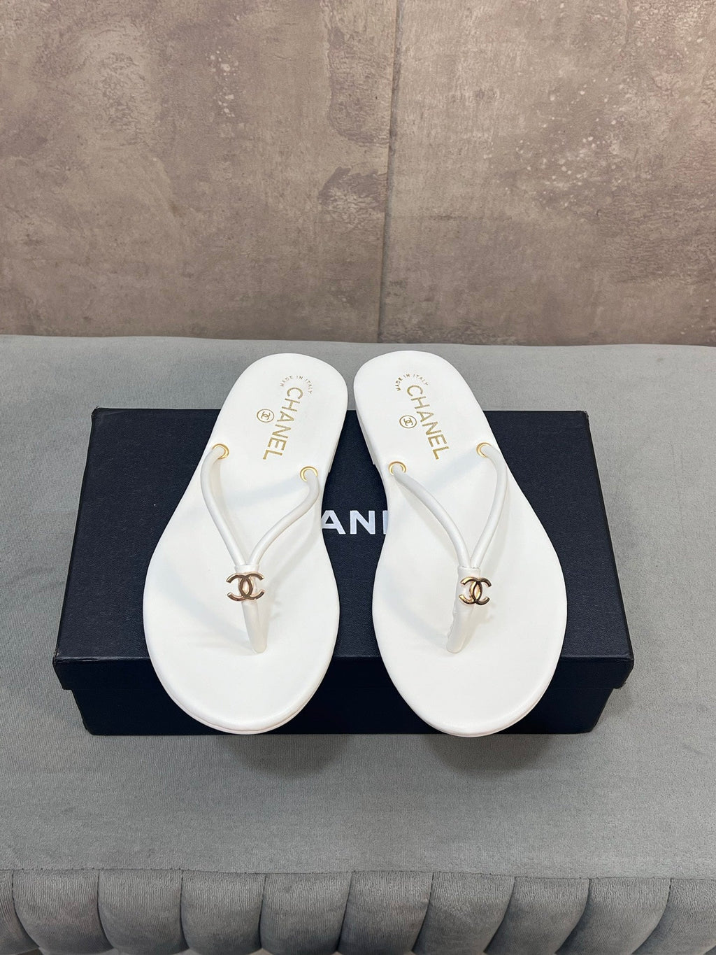 CHANEL 26S FLIP FLOPS IN WHITE CALFSKIN CC LOGO