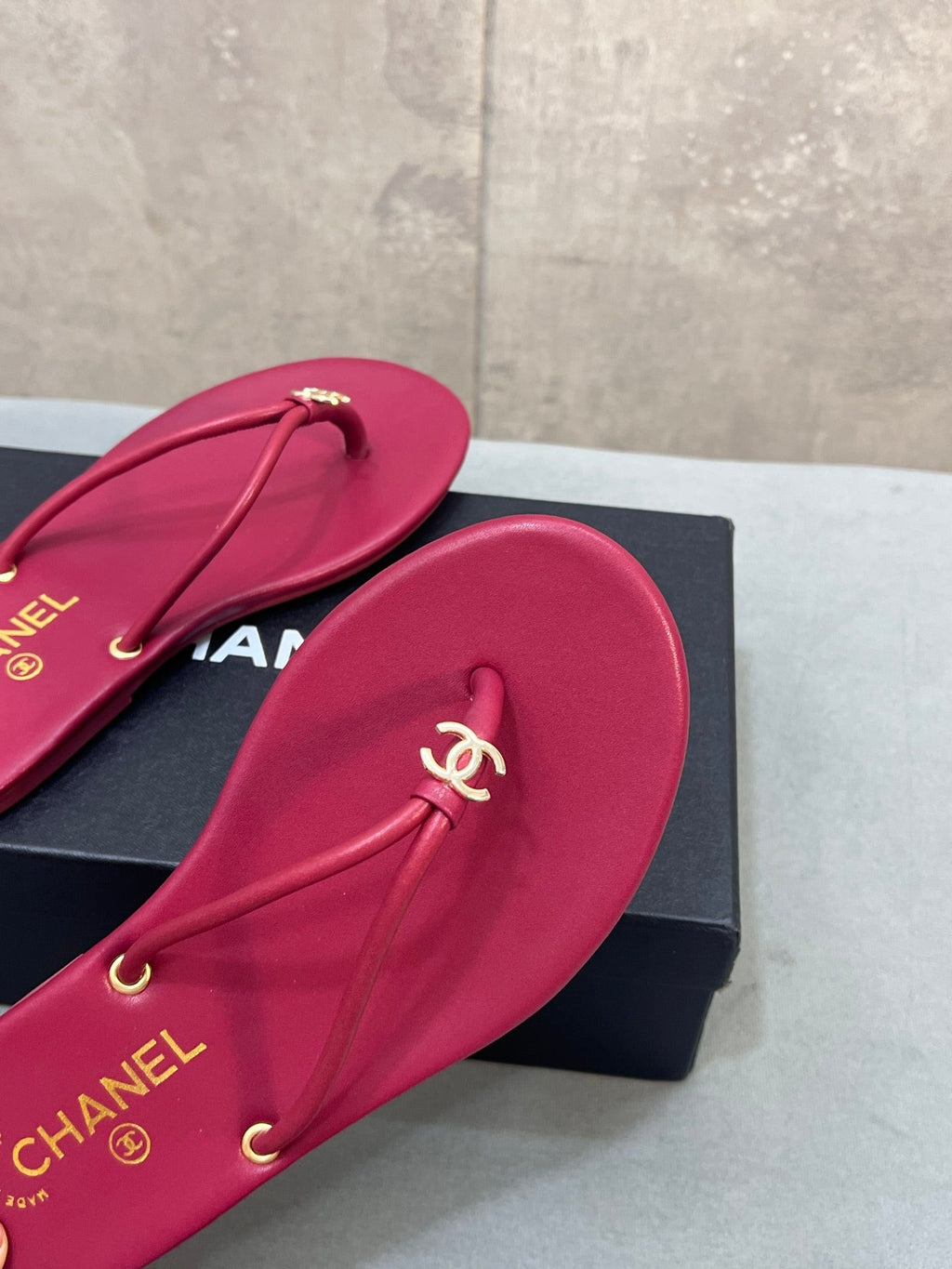 CHANEL 26S FLIP FLOPS IN RED CALFSKIN CC LOGO