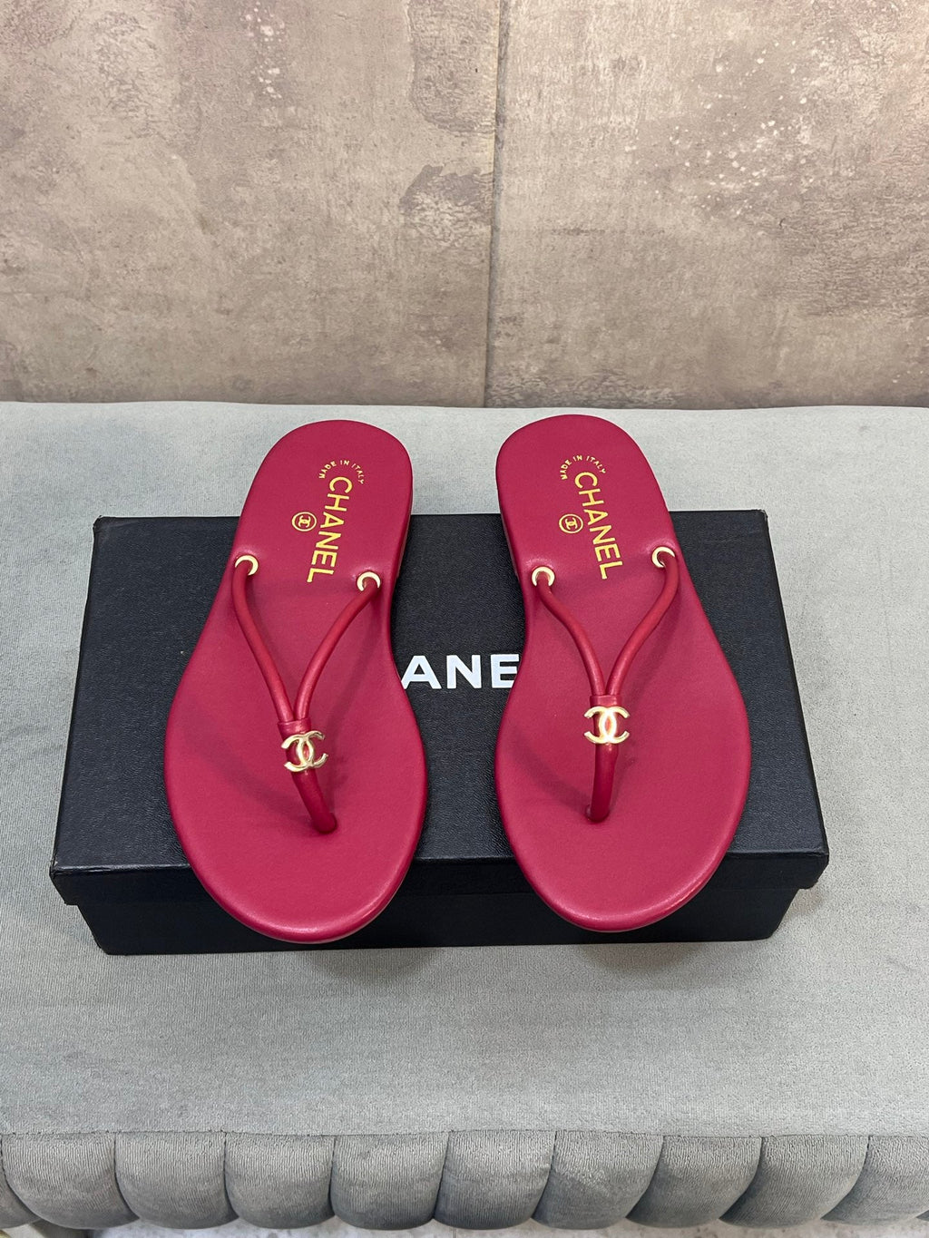 CHANEL 26S FLIP FLOPS IN RED CALFSKIN CC LOGO