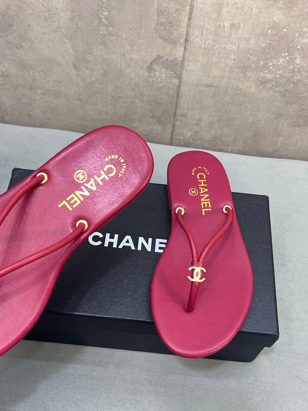 CHANEL 26S FLIP FLOPS IN RED CALFSKIN CC LOGO