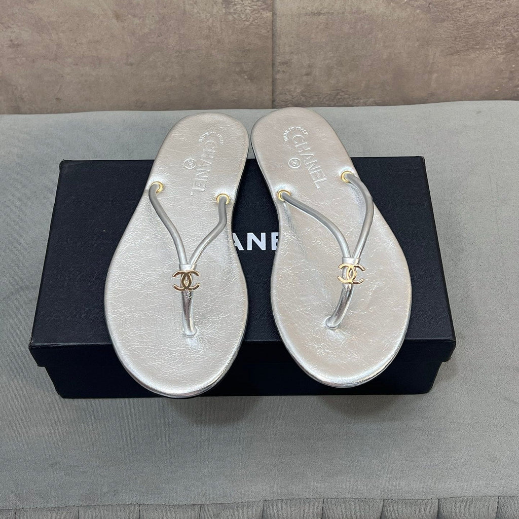 CHANEL 26S FLIP FLOPS IN SILVER CALFSKIN CC LOGO