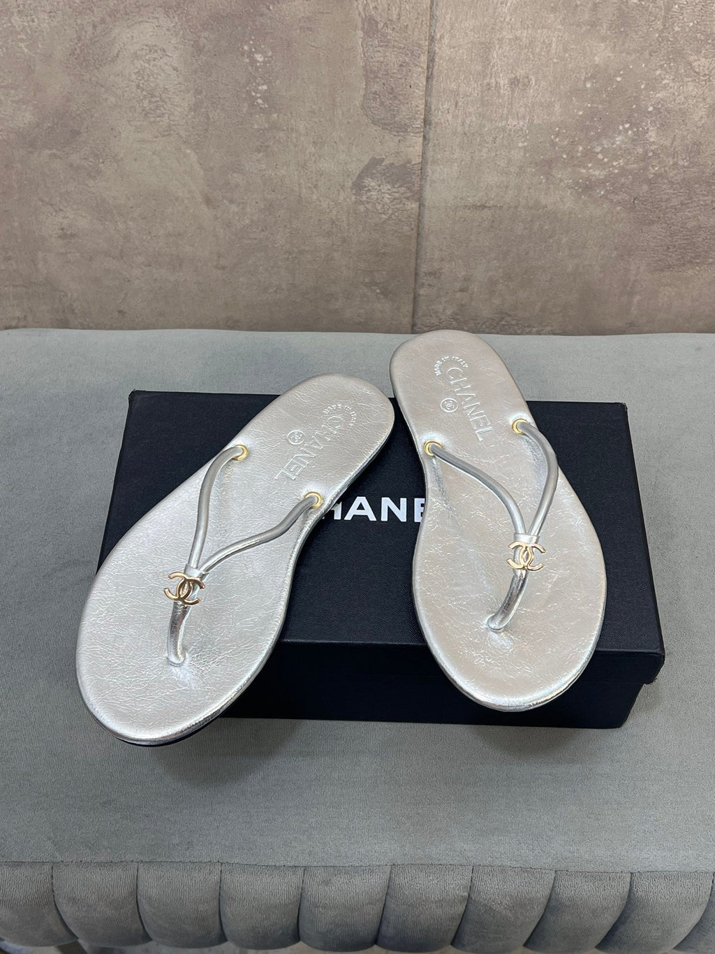 CHANEL 26S FLIP FLOPS IN SILVER CALFSKIN CC LOGO