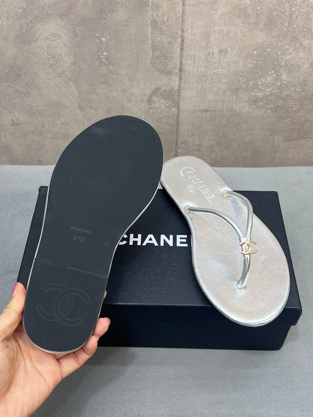 CHANEL 26S FLIP FLOPS IN SILVER CALFSKIN CC LOGO