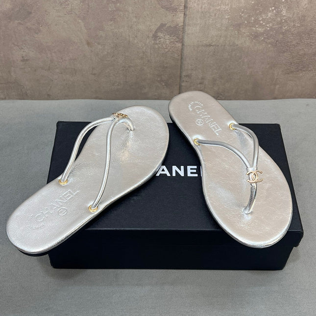 CHANEL 26S FLIP FLOPS IN SILVER CALFSKIN CC LOGO