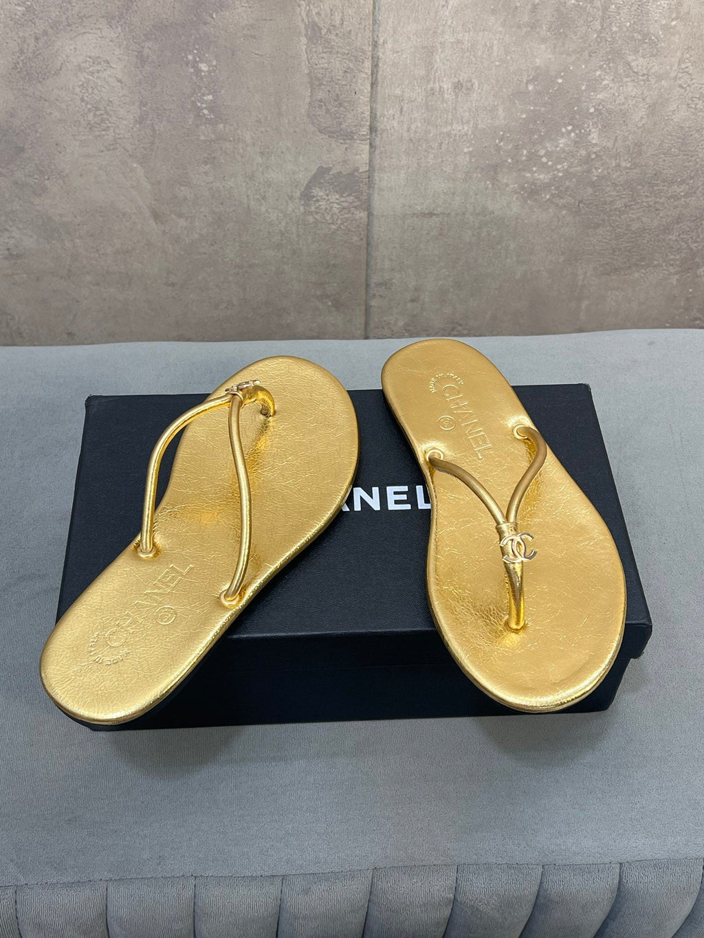 CHANEL 26S FLIP FLOPS IN GOLD CALFSKIN CC LOGO