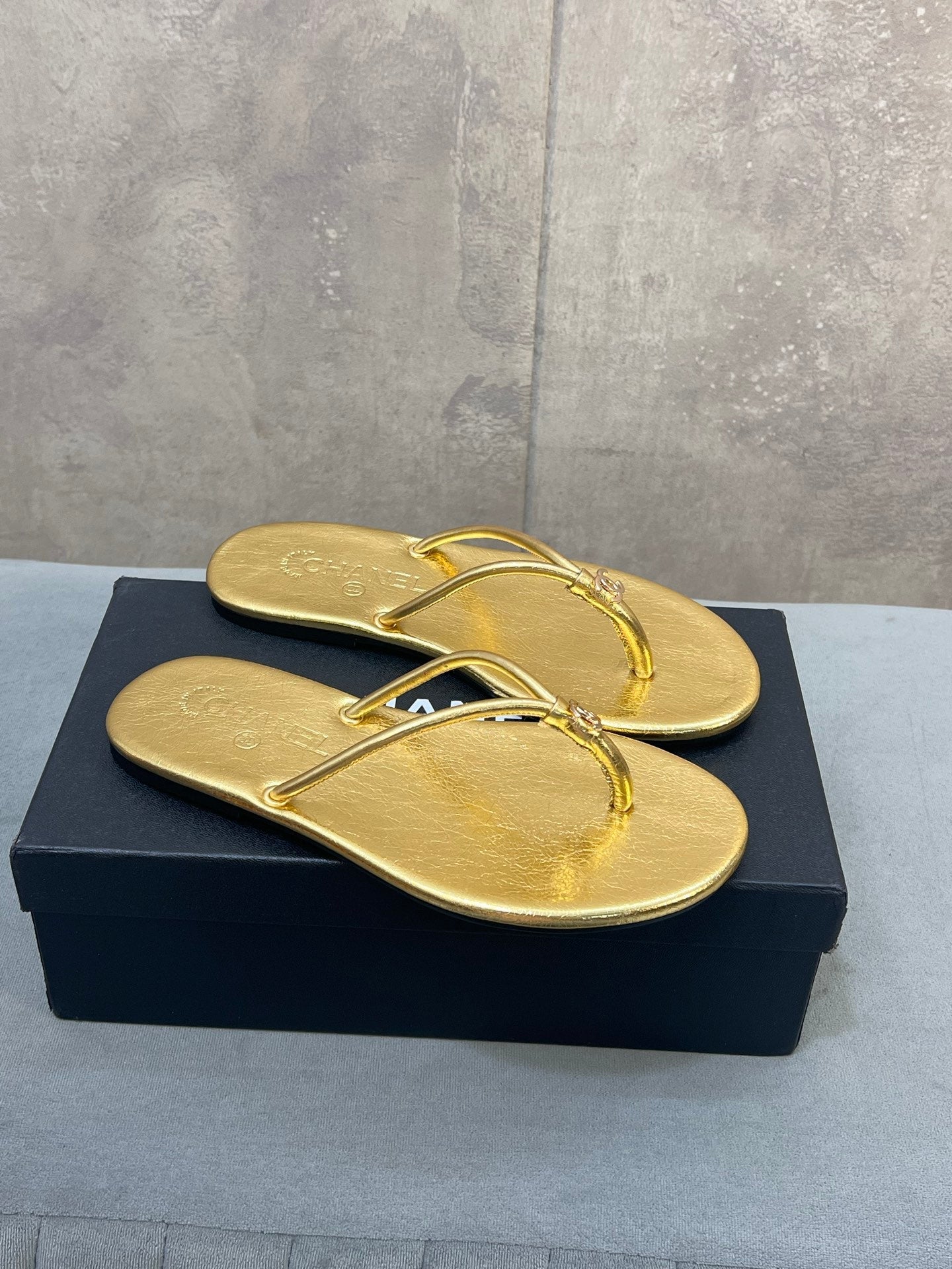 CHANEL 26S FLIP FLOPS IN GOLD CALFSKIN CC LOGO