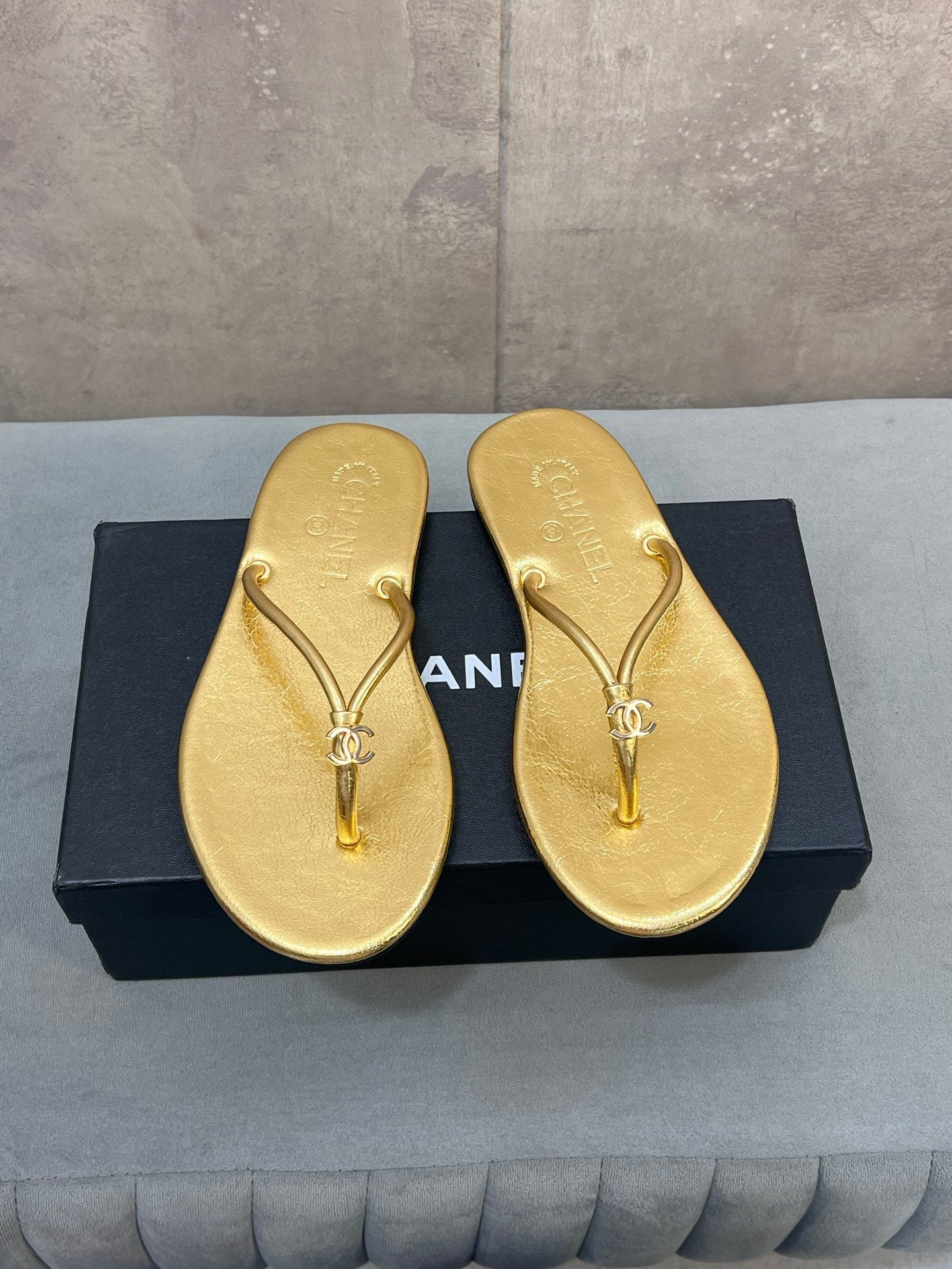 CHANEL 26S FLIP FLOPS IN GOLD CALFSKIN CC LOGO