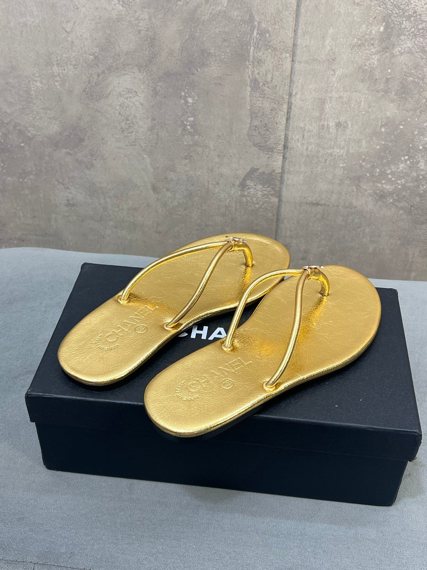 CHANEL 26S FLIP FLOPS IN GOLD CALFSKIN CC LOGO