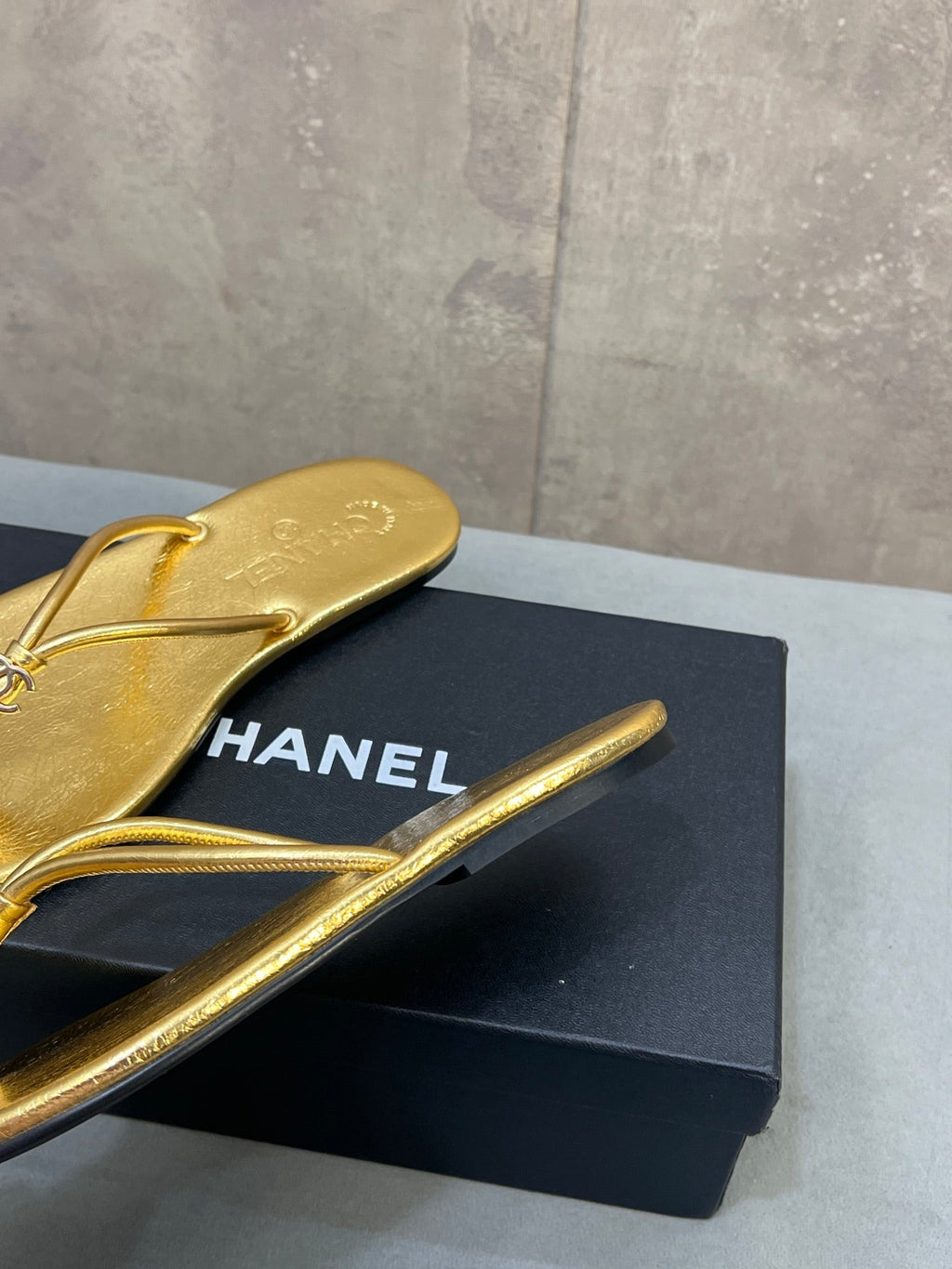 CHANEL 26S FLIP FLOPS IN GOLD CALFSKIN CC LOGO