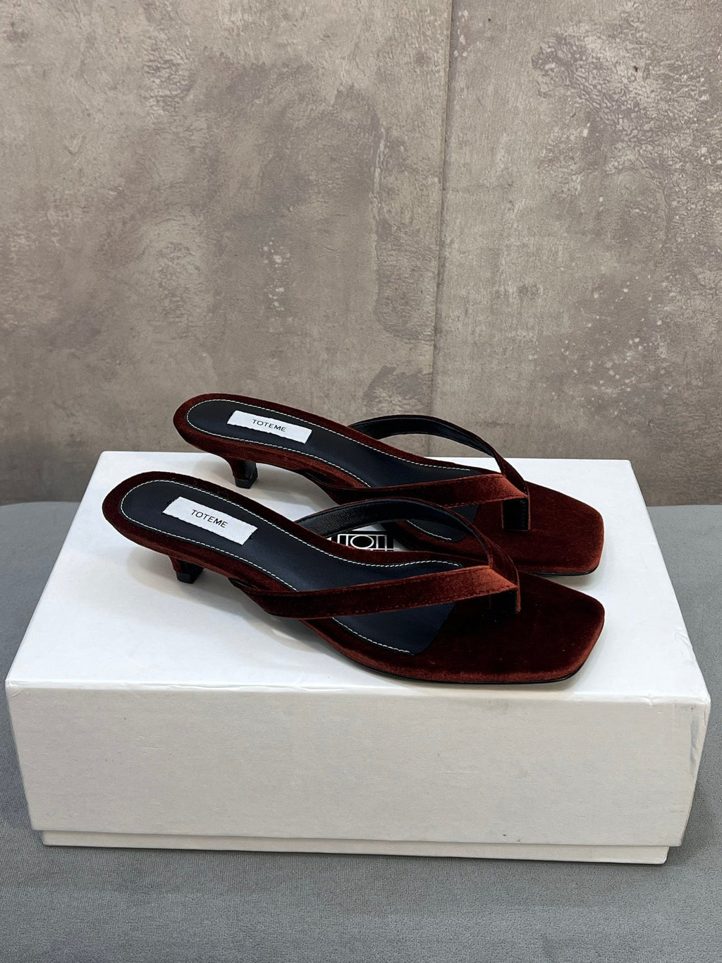 THE ROW 26S SQUARE TOE THONG KITTEN HEEL SANDALS 45MM IN RUST BROWN VELVET