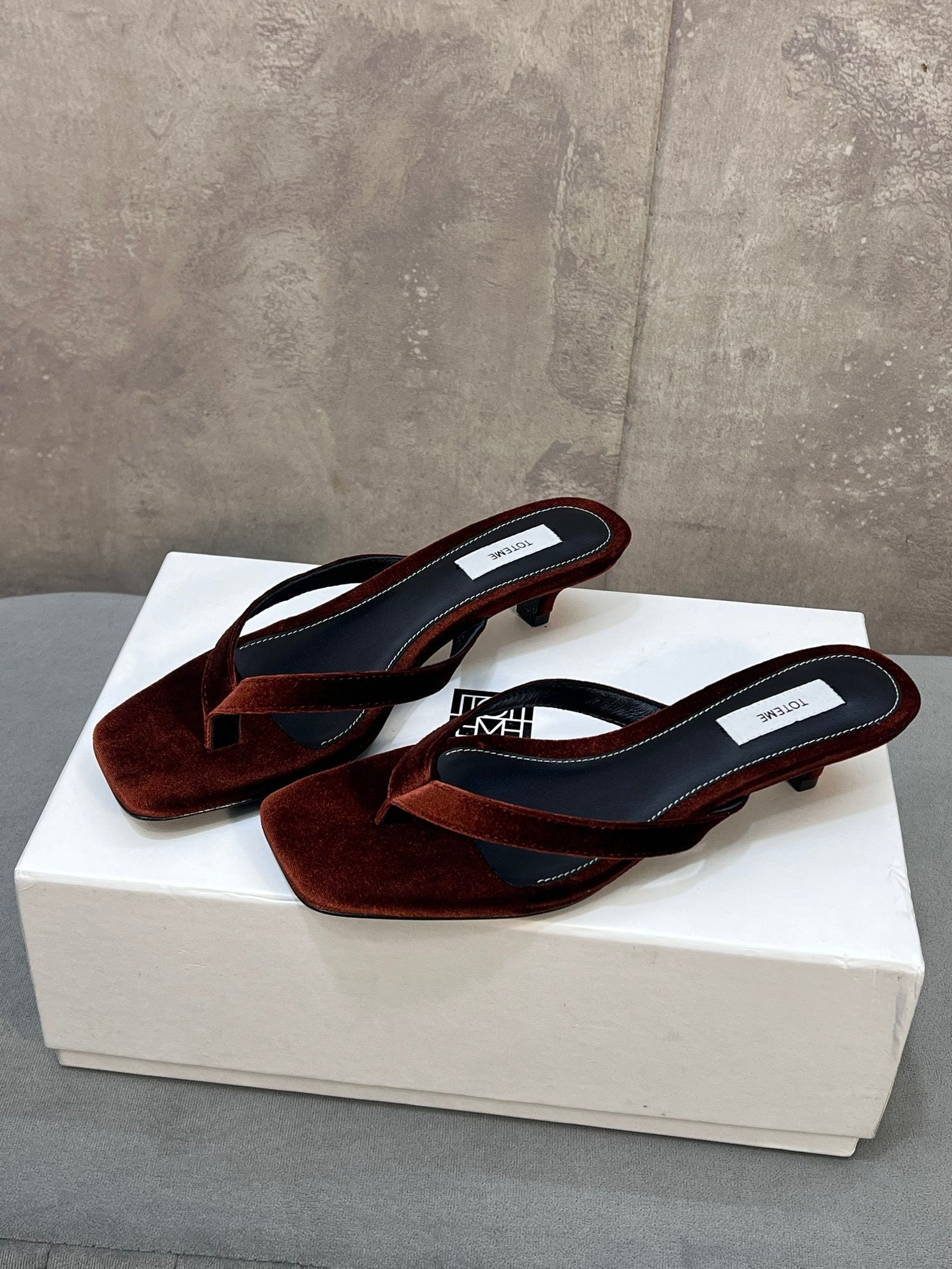 THE ROW 26S SQUARE TOE THONG KITTEN HEEL SANDALS 45MM IN RUST BROWN VELVET