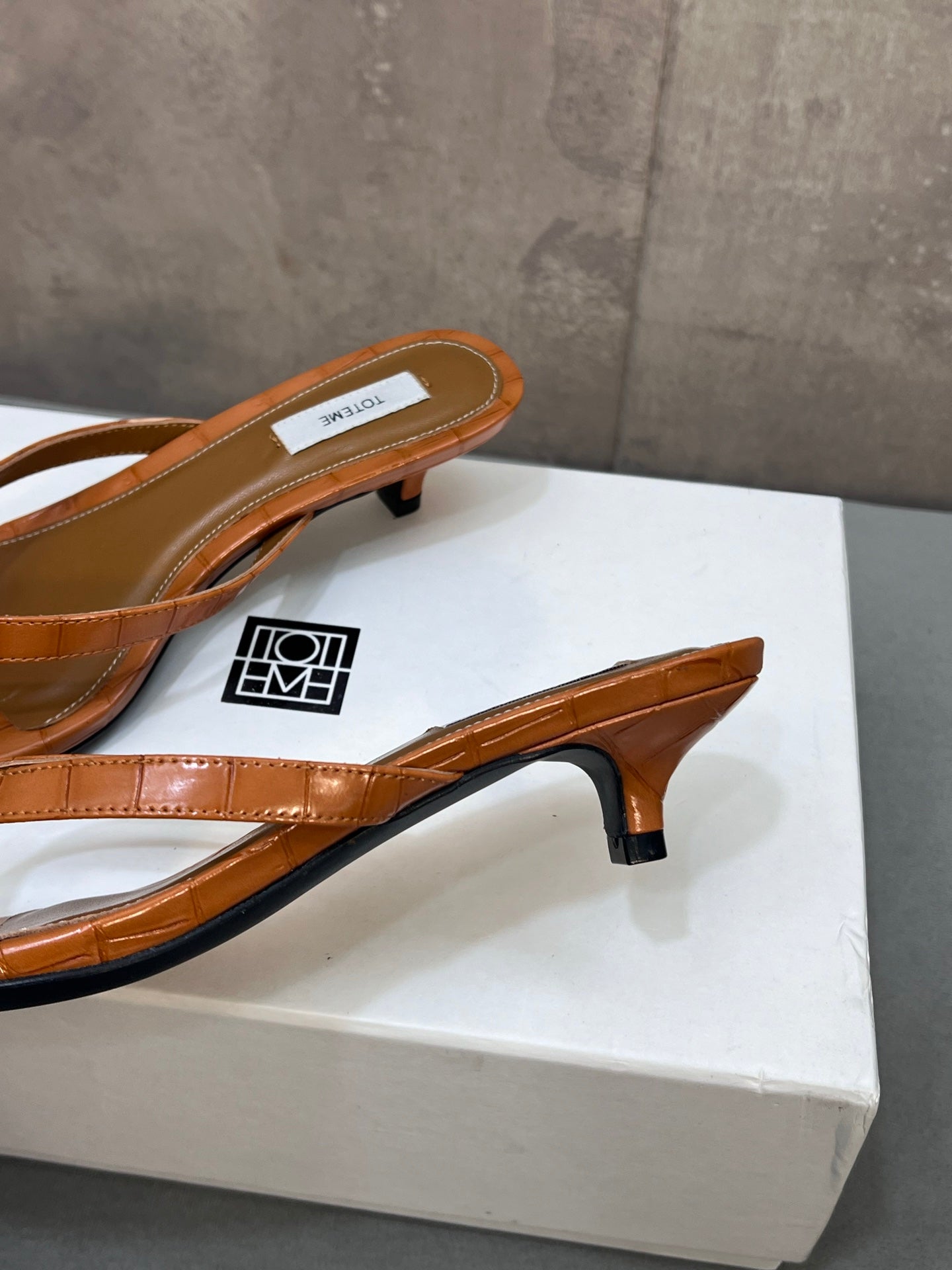 THE ROW 26S SQUARE TOE THONG KITTEN HEEL SANDALS 45MM IN CARAMEL BROWN CROCODILE EMBOSSED CALFSKIN