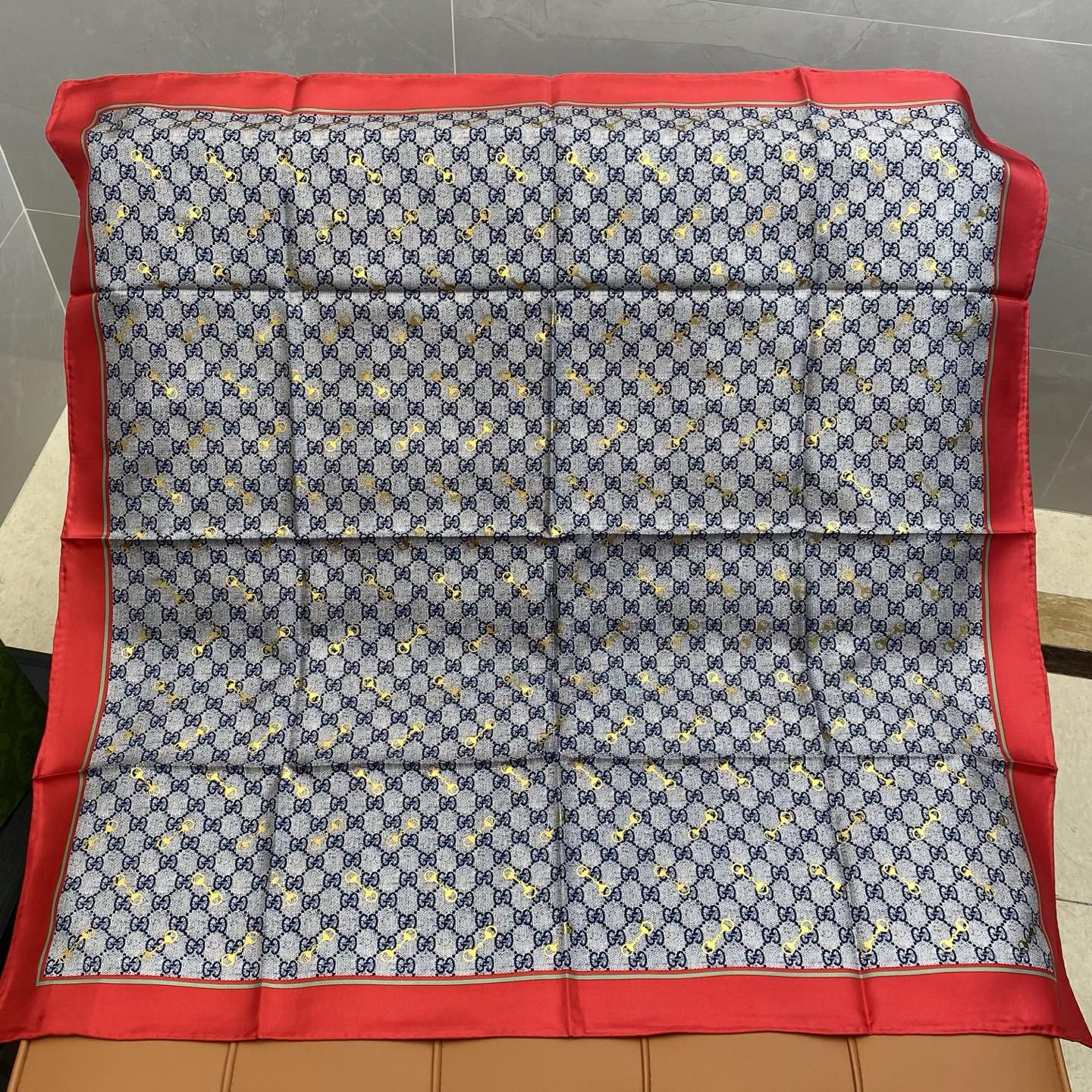 GUCCI 25S SCARF 90 IN SILK 718515