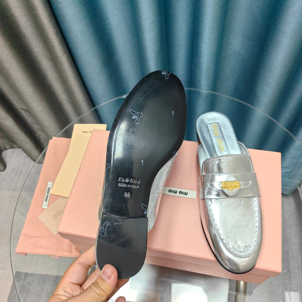 MULES SLIPPERS SILVER COWHIDE WITH GOLD COIN