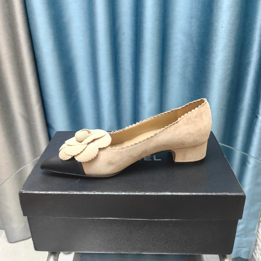 CC MEDIUM HEELS IN TAN BEIGE SUEDE AND BLACK CALFSKIN WITH FLOWER