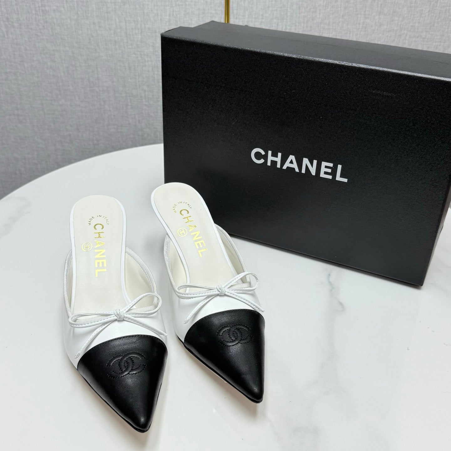 CC HEEL MULES 25S IN BLACK AND WHITE LAMBSKIN WITH BOW