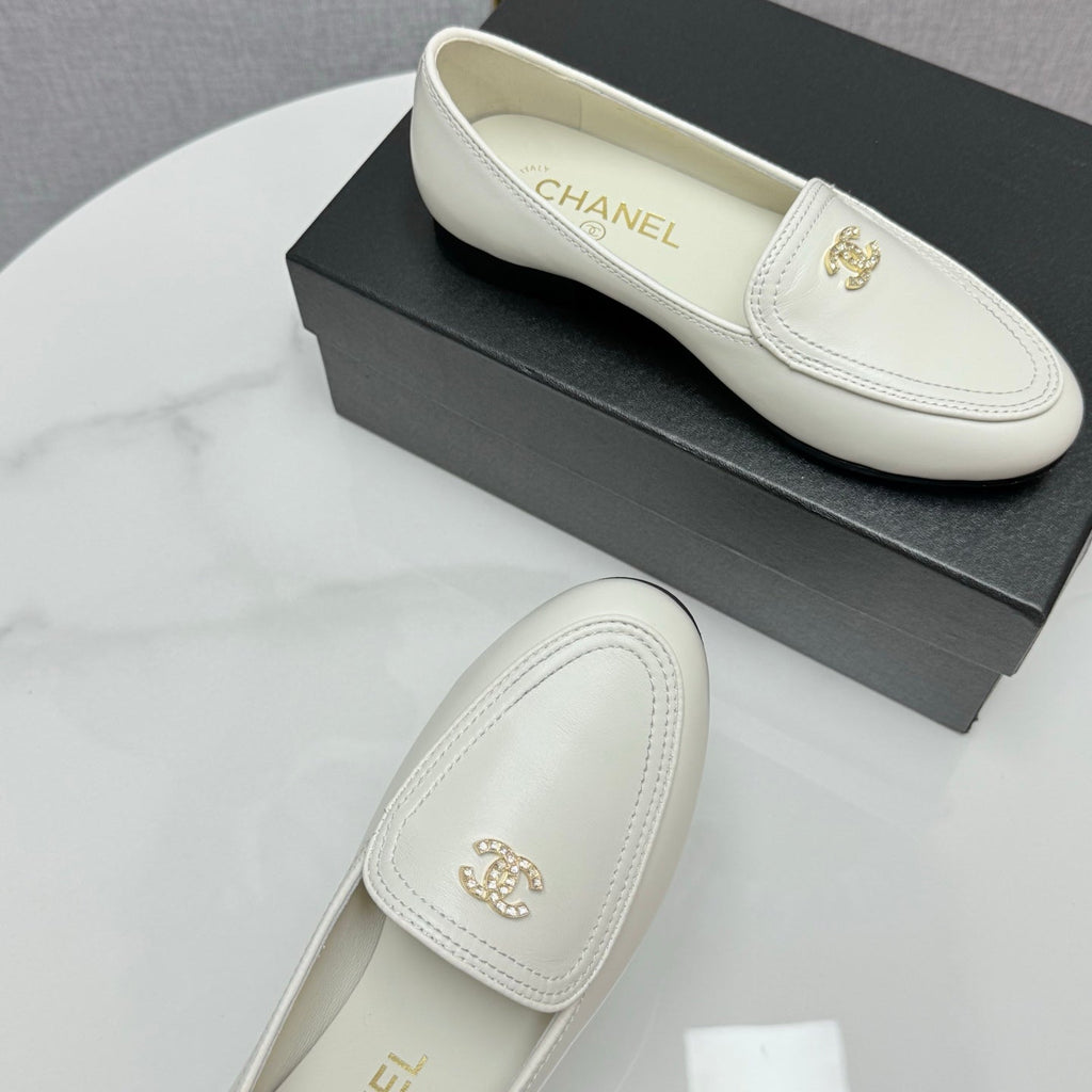 CC LOAFERS 25S IN WHITE CALFSKIN GOLD HARDWARE WITH STONES