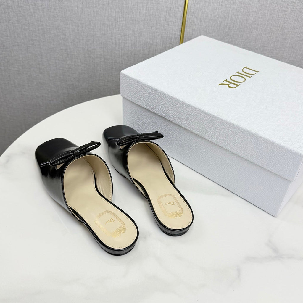DIOR 26S PEARL-ACCENT BOW FLAT MULES IN BLACK GLOSSY CALFSKIN