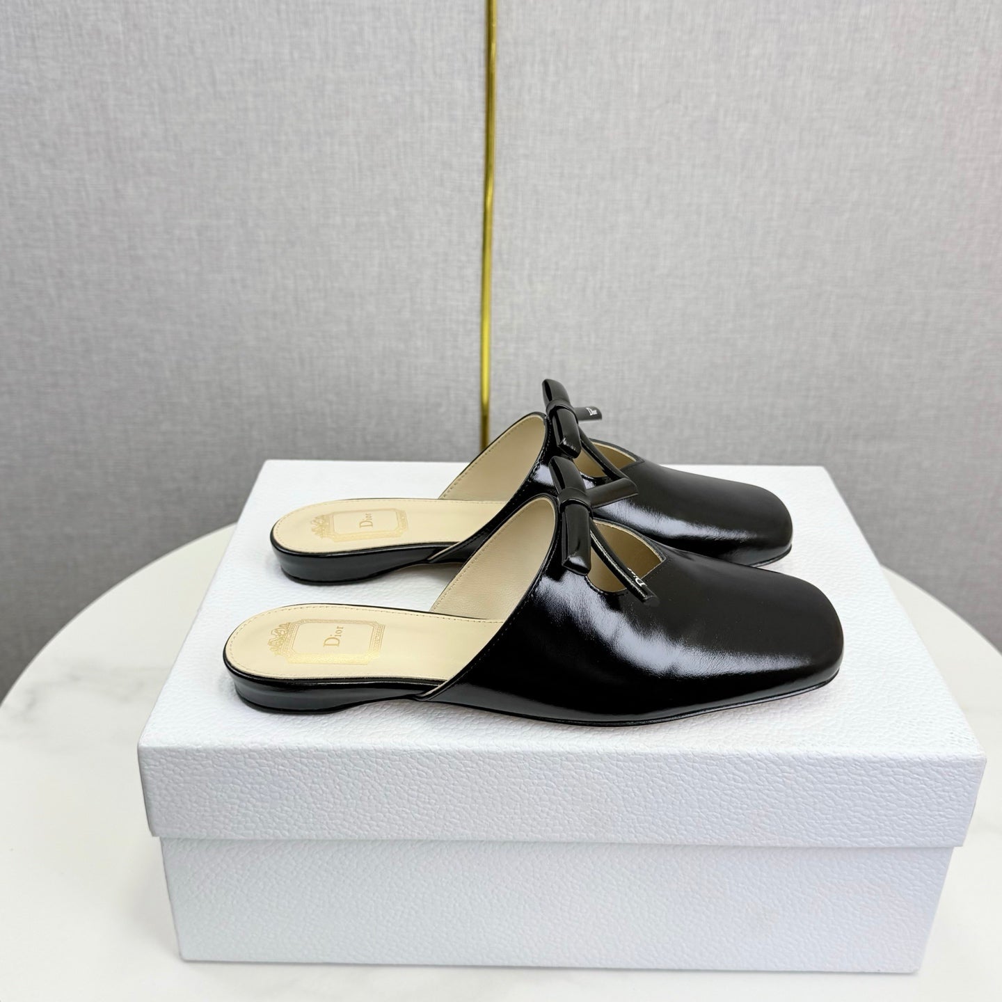 DIOR 26S PEARL-ACCENT BOW FLAT MULES IN BLACK GLOSSY CALFSKIN