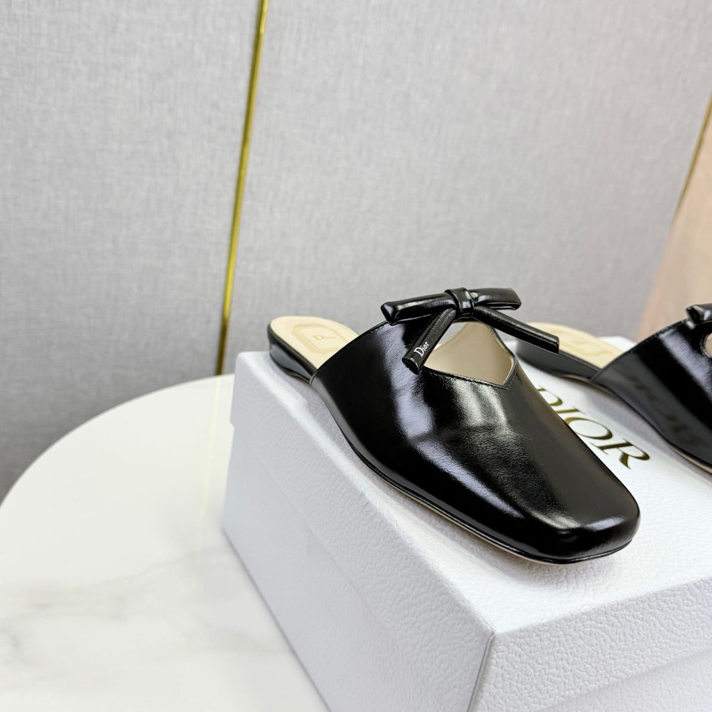 DIOR 26S PEARL-ACCENT BOW FLAT MULES IN BLACK GLOSSY CALFSKIN