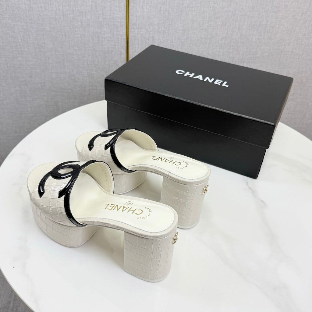 CHANEL 26S BLOCK HEEL SANDALS 100 MM IN WHITE CROCODILE-EMBOSSED CALFSKIN