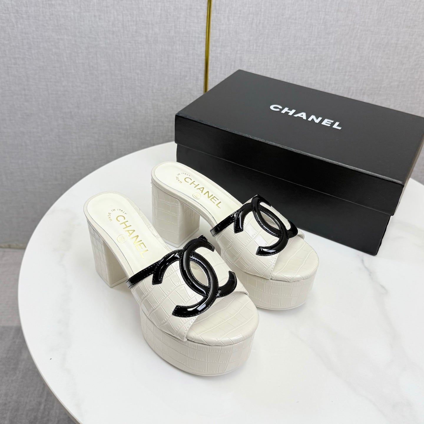CHANEL 26S BLOCK HEEL SANDALS 100 MM IN WHITE CROCODILE-EMBOSSED CALFSKIN