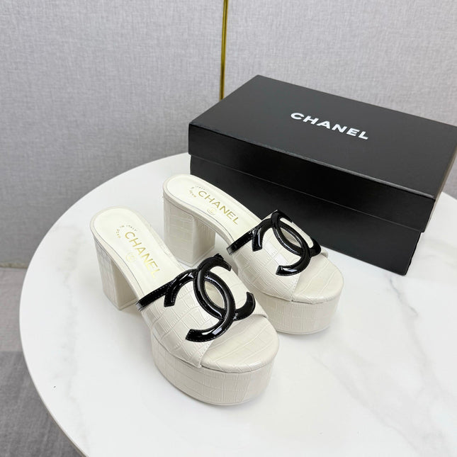 CHANEL 26S BLOCK HEEL SANDALS 100 MM IN WHITE CROCODILE-EMBOSSED CALFSKIN