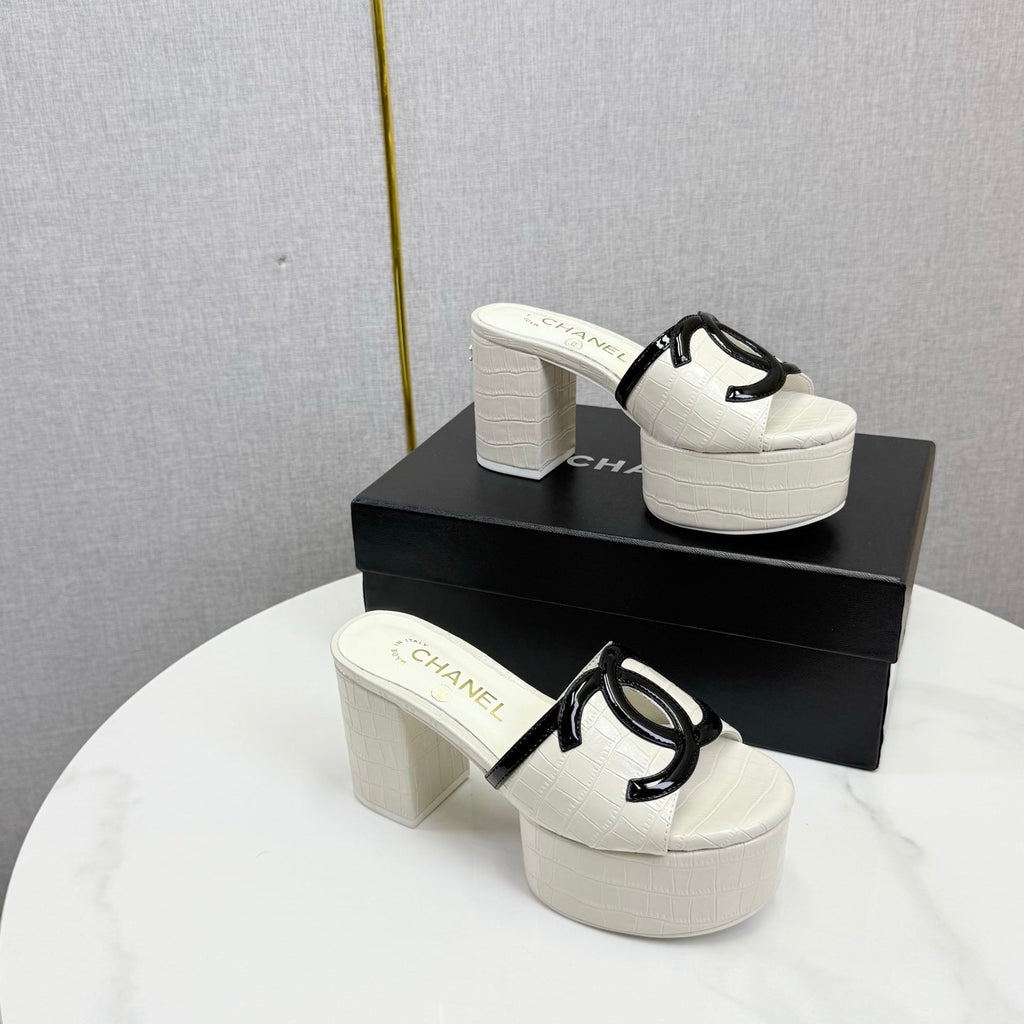 CHANEL 26S BLOCK HEEL SANDALS 100 MM IN WHITE CROCODILE-EMBOSSED CALFSKIN