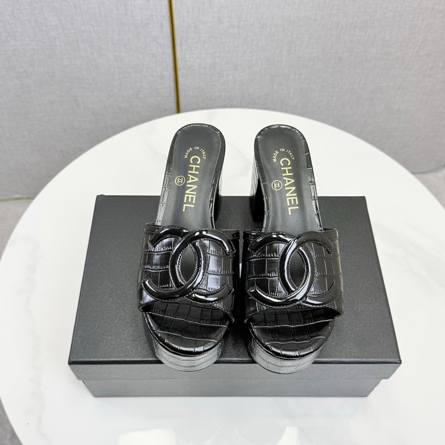 CHANEL 26S BLOCK HEEL SANDALS 100 MM IN BLACK CROCODILE-EMBOSSED CALFSKIN