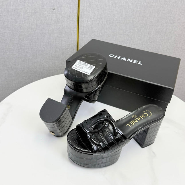 CHANEL 26S BLOCK HEEL SANDALS 100 MM IN BLACK CROCODILE-EMBOSSED CALFSKIN