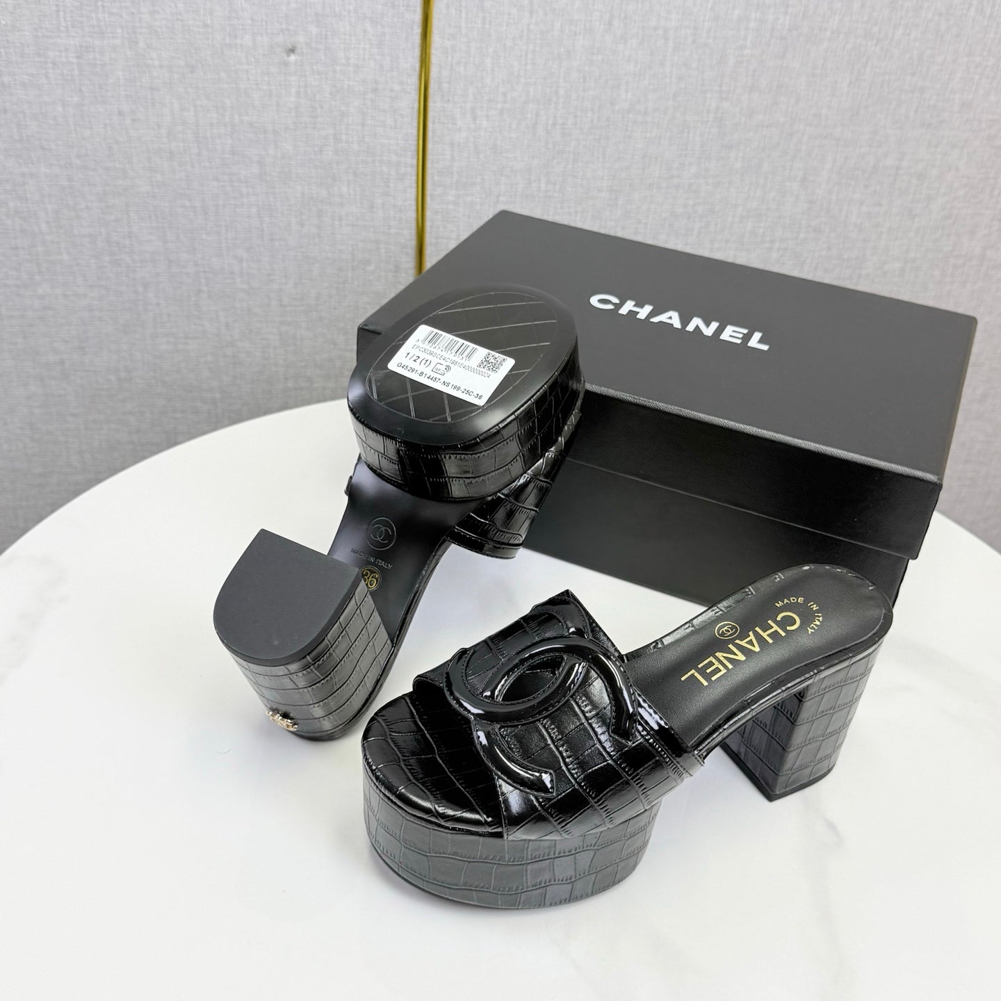 CHANEL 26S BLOCK HEEL SANDALS 100 MM IN BLACK CROCODILE-EMBOSSED CALFSKIN