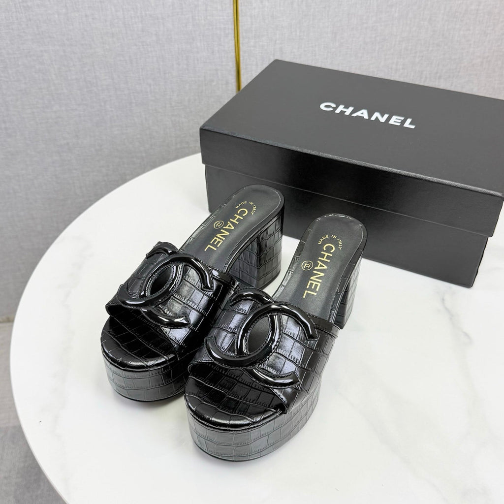 CHANEL 26S BLOCK HEEL SANDALS 100 MM IN BLACK CROCODILE-EMBOSSED CALFSKIN