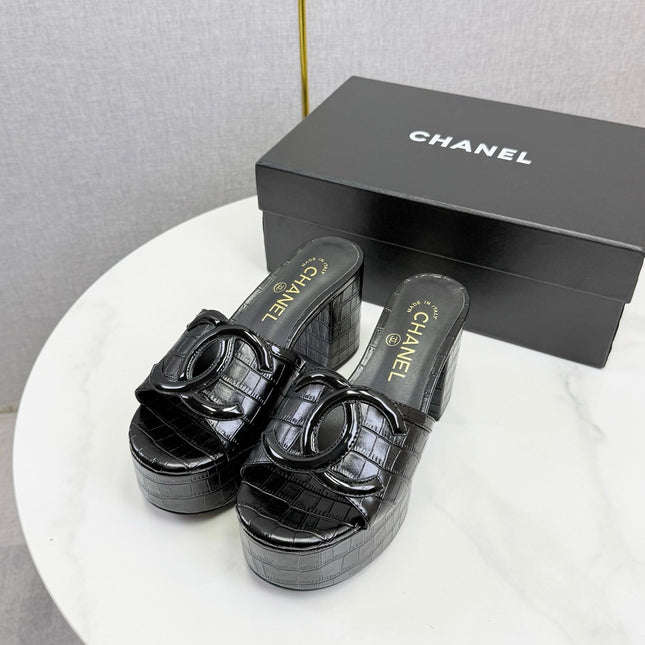CHANEL 26S BLOCK HEEL SANDALS 100 MM IN BLACK CROCODILE-EMBOSSED CALFSKIN