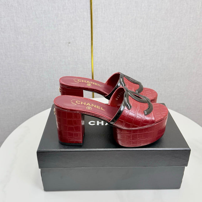 CHANEL 26S BLOCK HEEL SANDALS 100 MM IN RED CROCODILE-EMBOSSED CALFSKIN