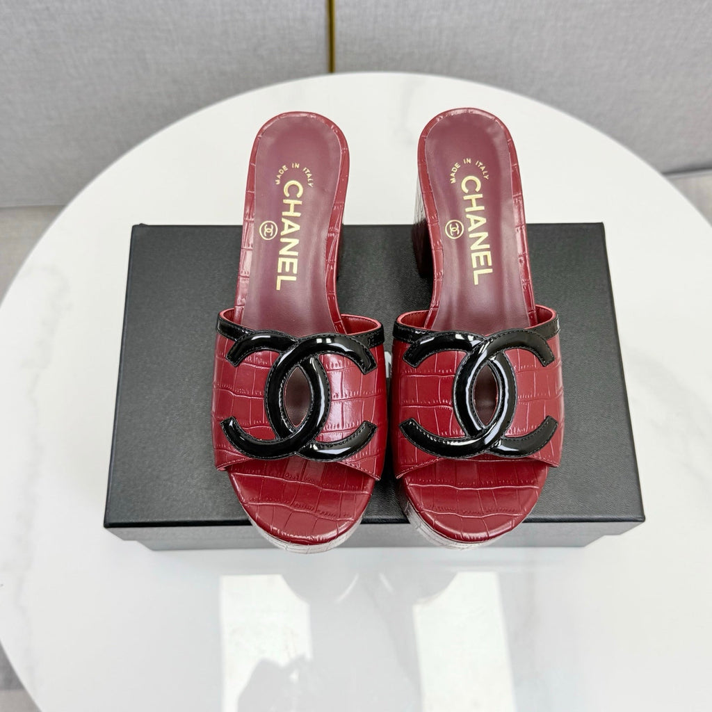 CHANEL 26S BLOCK HEEL SANDALS 100 MM IN RED CROCODILE-EMBOSSED CALFSKIN