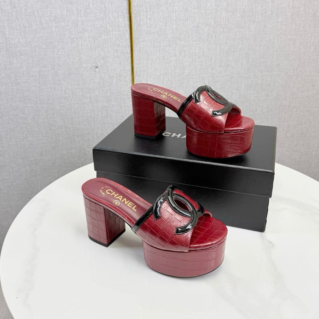 CHANEL 26S BLOCK HEEL SANDALS 100 MM IN RED CROCODILE-EMBOSSED CALFSKIN