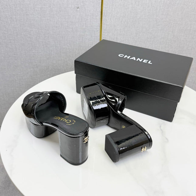CHANEL 26S BLOCK HEEL SANDALS 100 MM IN BLACK PATENT CALFSKIN