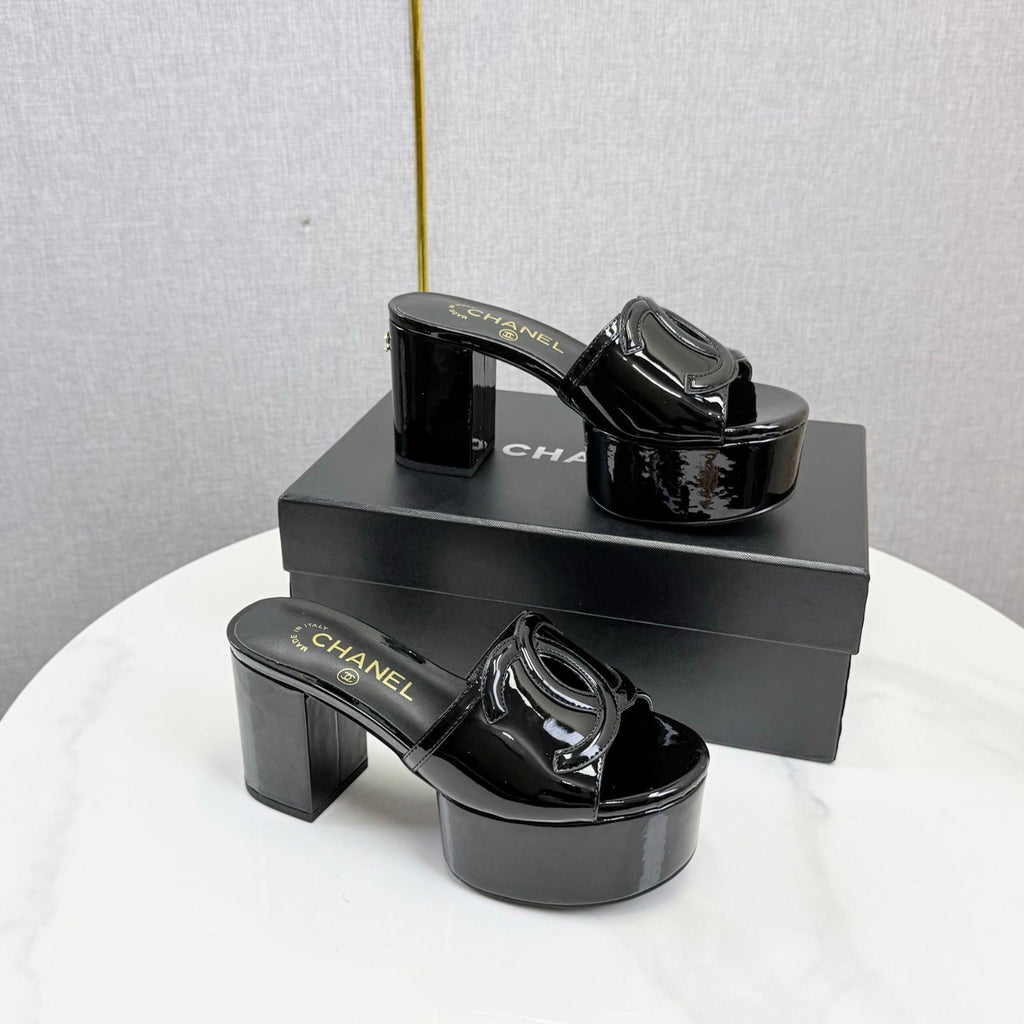 CHANEL 26S BLOCK HEEL SANDALS 100 MM IN BLACK PATENT CALFSKIN