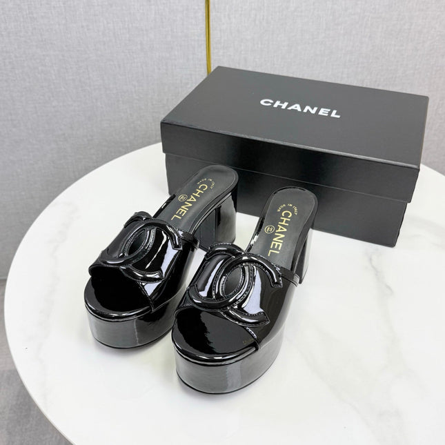 CHANEL 26S BLOCK HEEL SANDALS 100 MM IN BLACK PATENT CALFSKIN