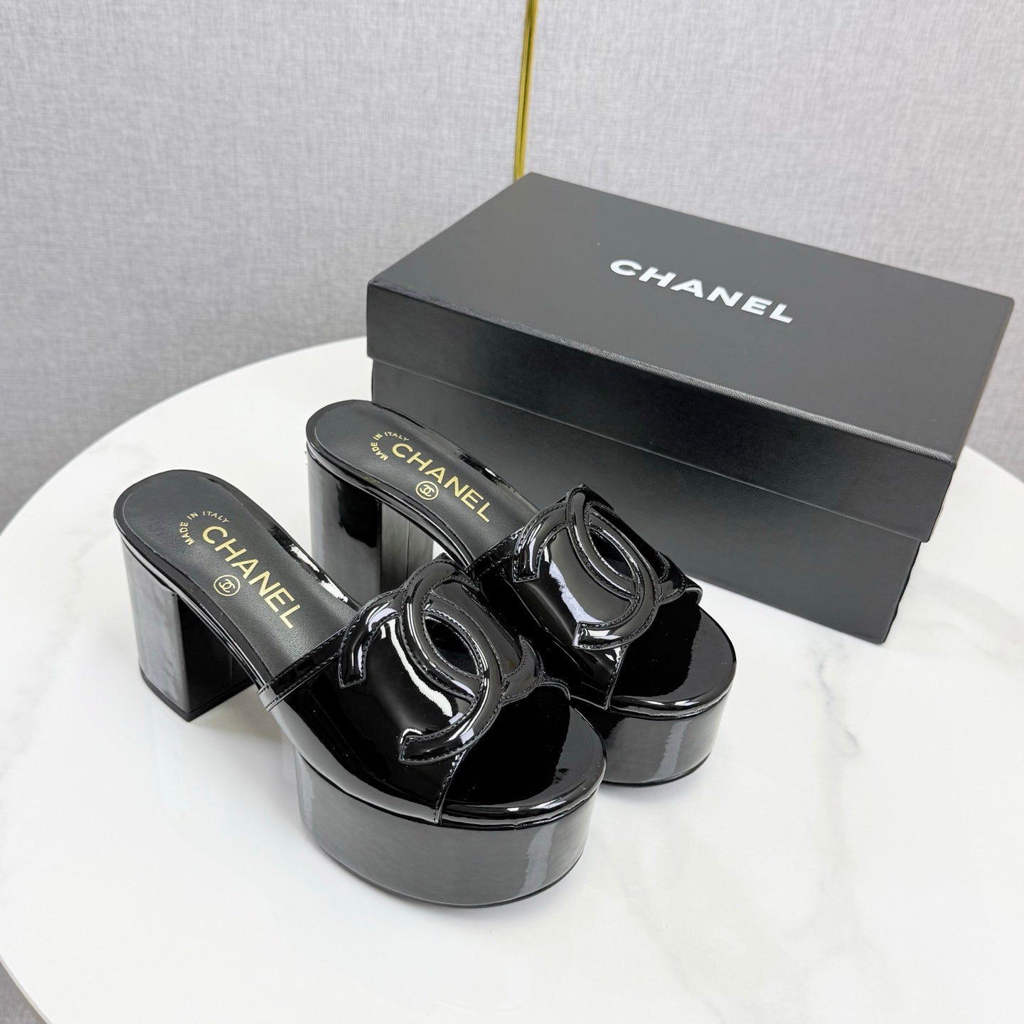 CHANEL 26S BLOCK HEEL SANDALS 100 MM IN BLACK PATENT CALFSKIN