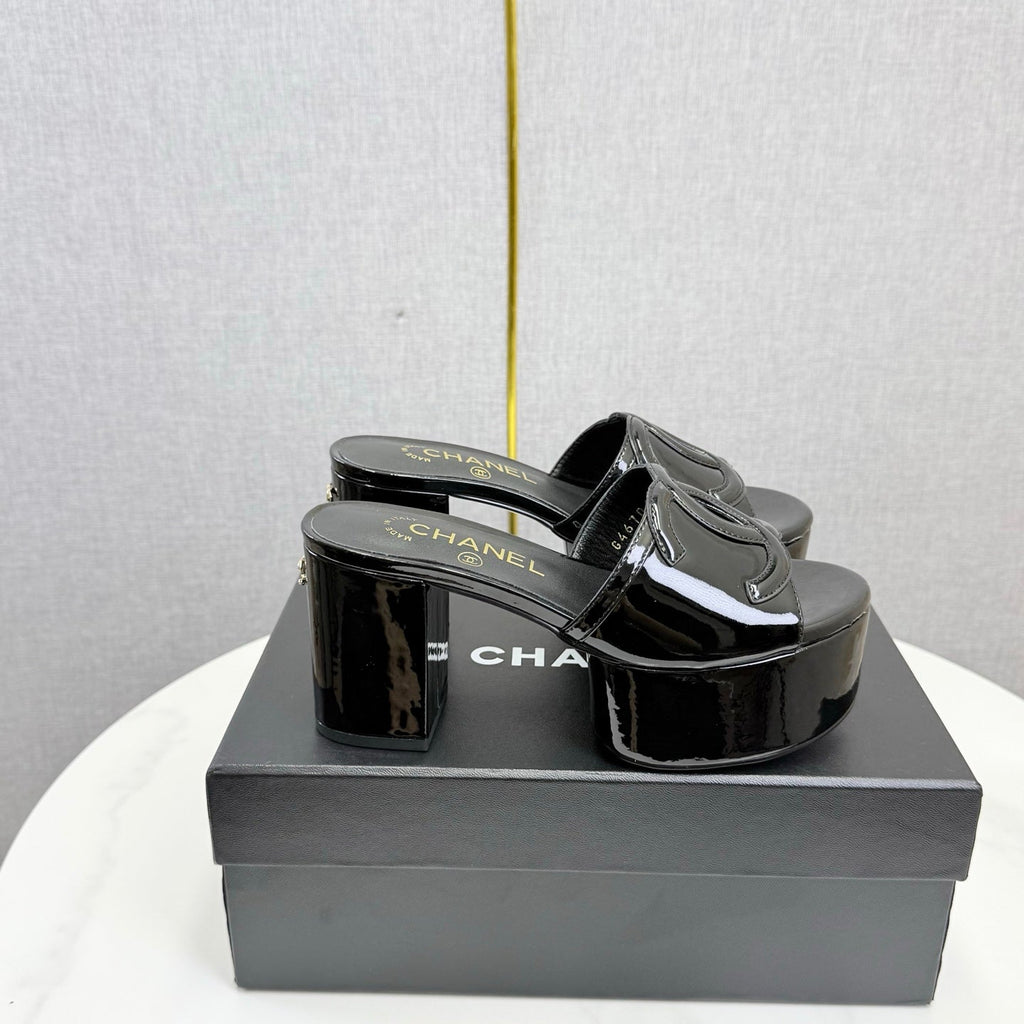 CHANEL 26S BLOCK HEEL SANDALS 100 MM IN BLACK PATENT CALFSKIN