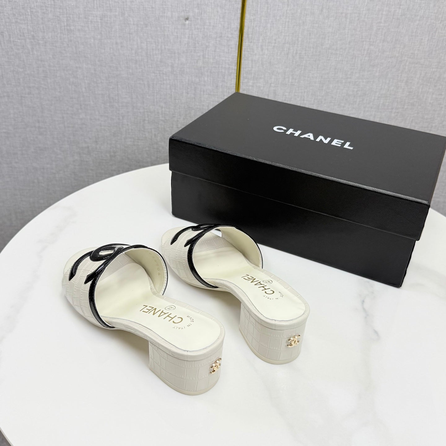 CHANEL 26S BLOCK HEEL SANDALS 40 MM IN WHITE CROCODILE-EMBOSSED CALFSKIN