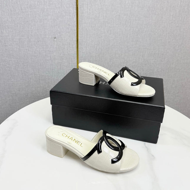 CHANEL 26S BLOCK HEEL SANDALS 40 MM IN WHITE CROCODILE-EMBOSSED CALFSKIN