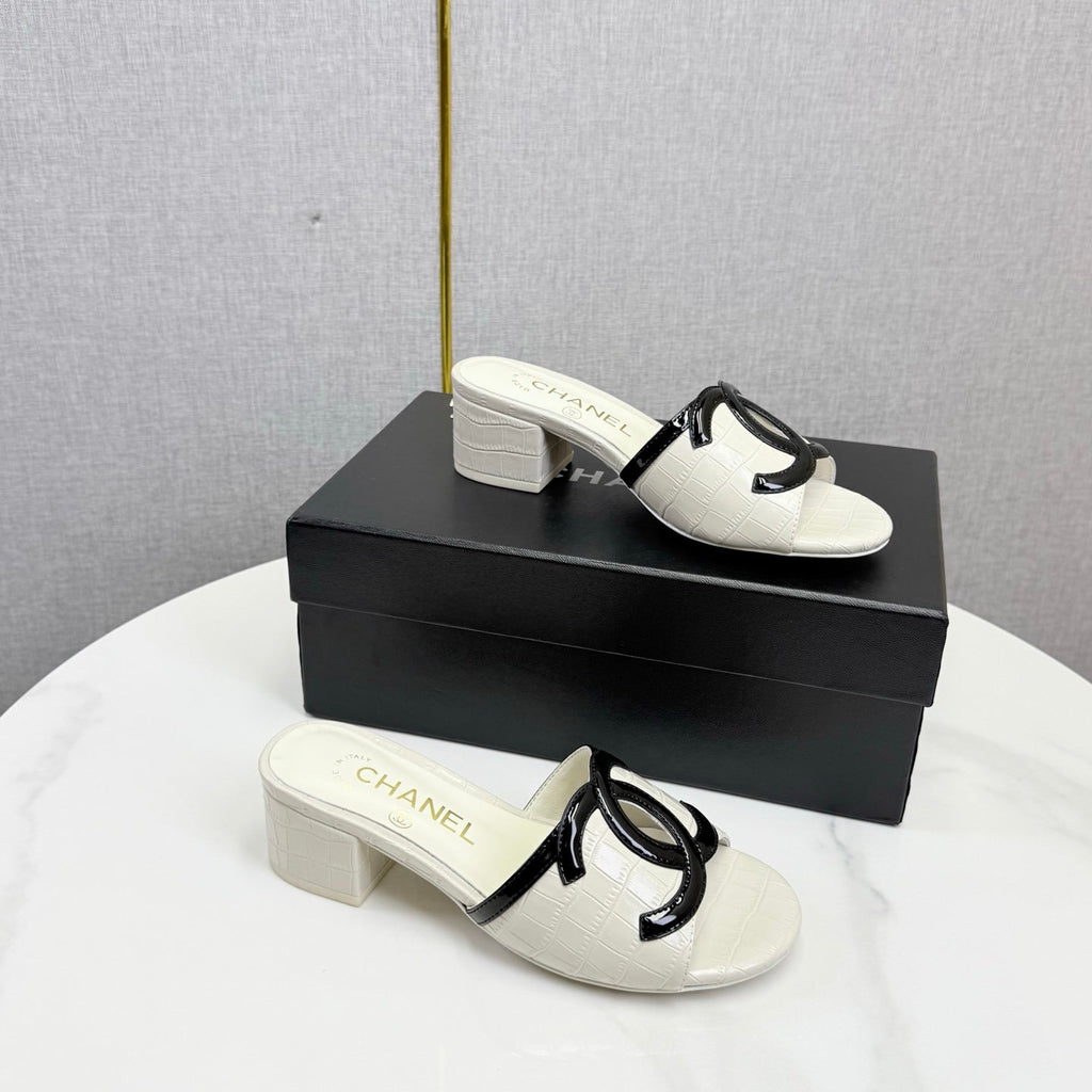 CHANEL 26S BLOCK HEEL SANDALS 40 MM IN WHITE CROCODILE-EMBOSSED CALFSKIN